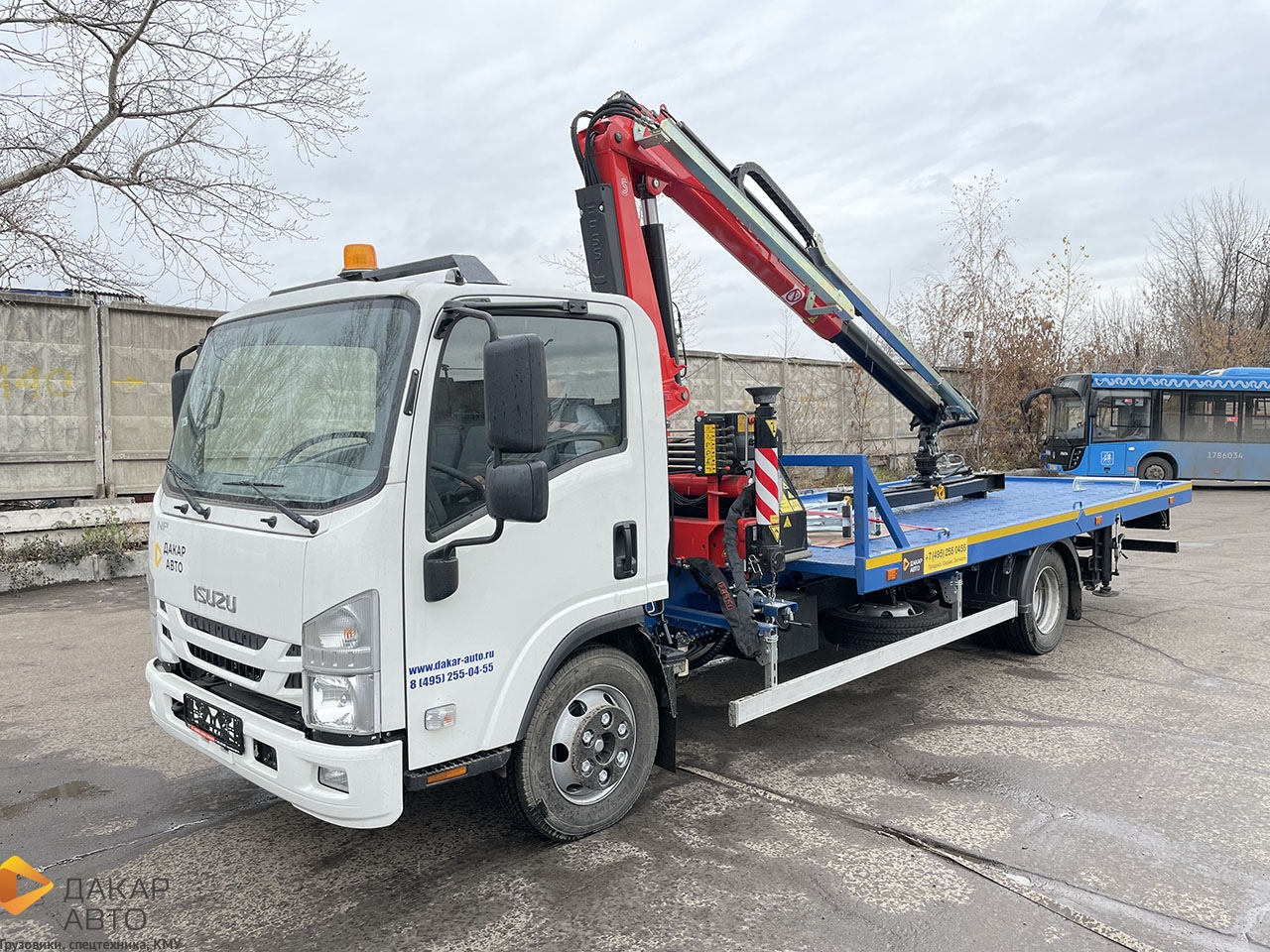 Эвакуатор с краном в работе